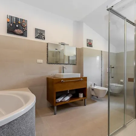 Tomazici Frühstückspension 4*